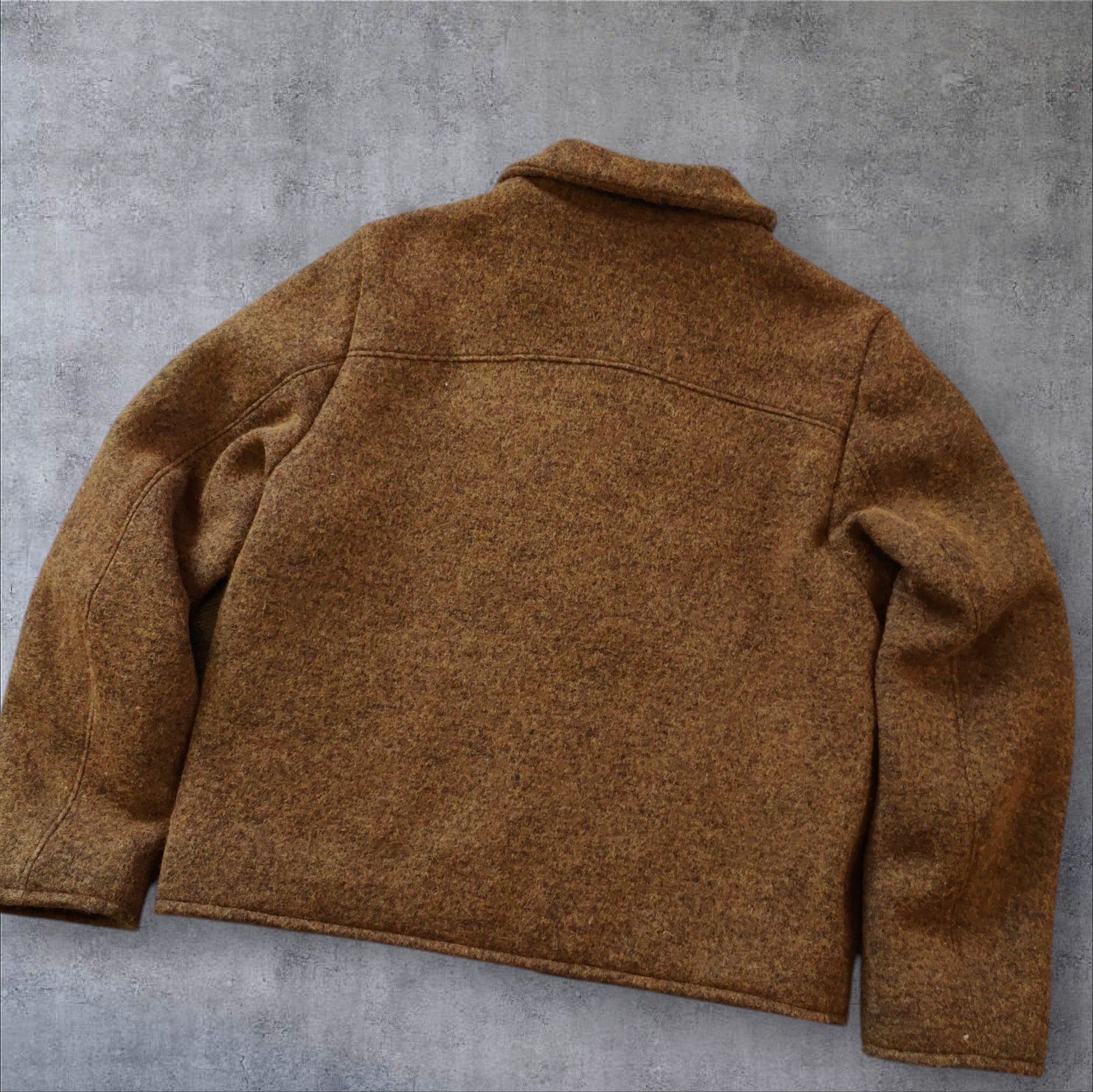 Woolen jacket with viscose lining.