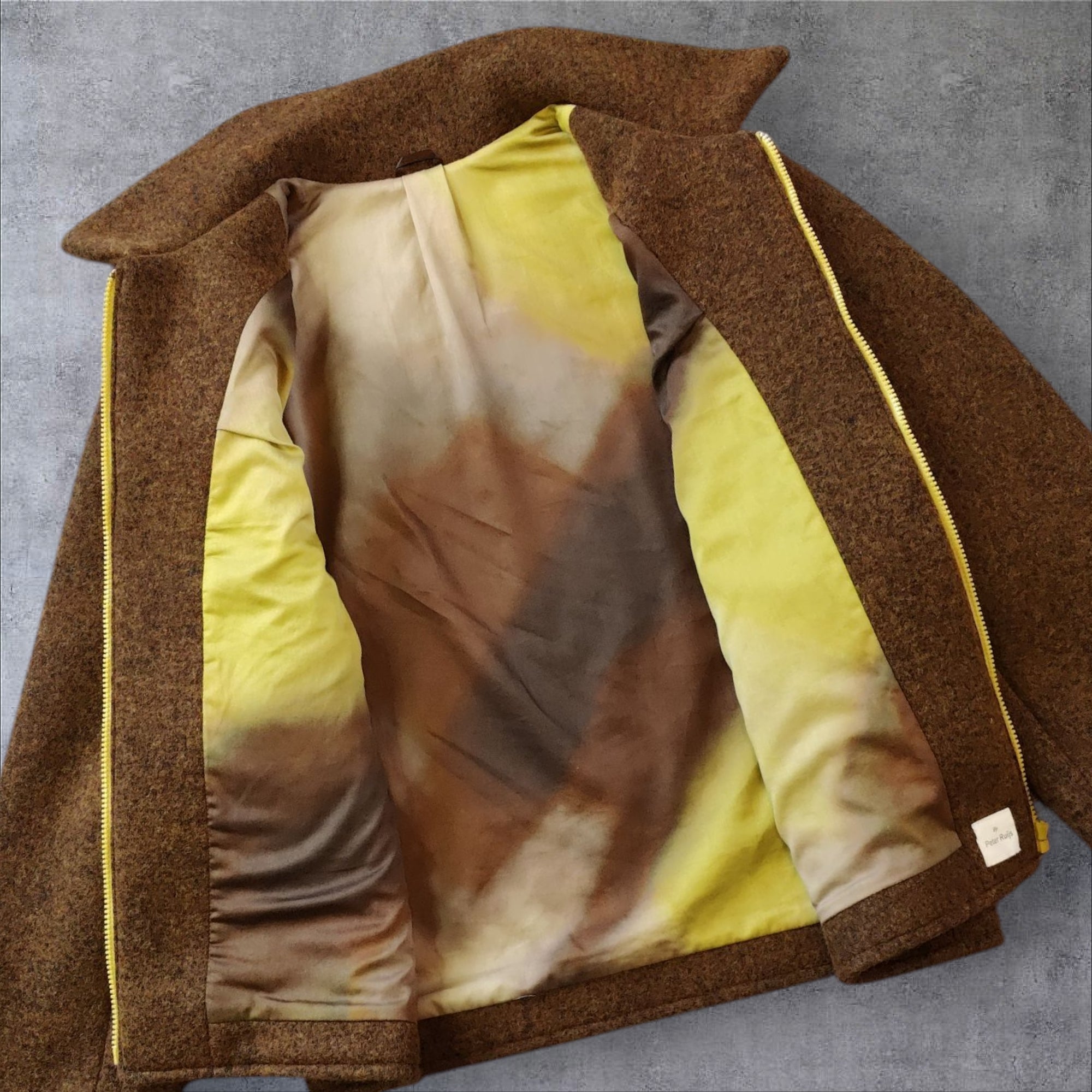 Woolen jacket with viscose lining.